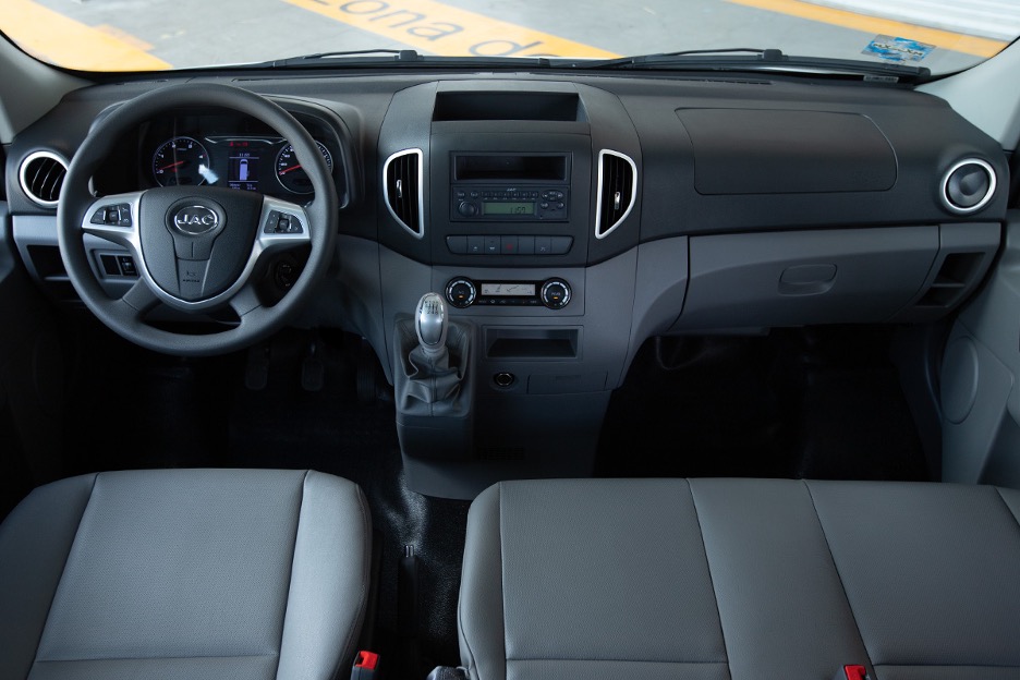 JAC Sunray має комфортний салон