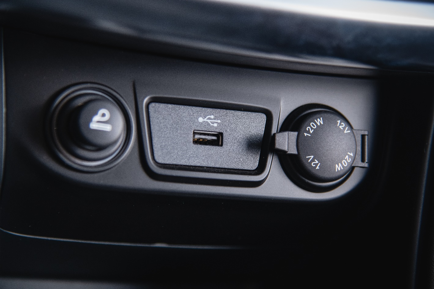 USB- порт і дві розетки 12 В