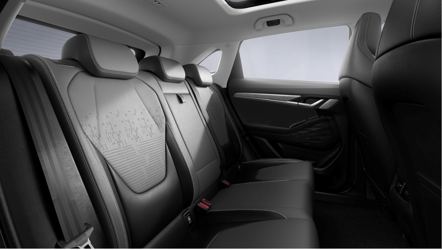 другий ряд крісел оформлений у вигляді повноцінного дивану