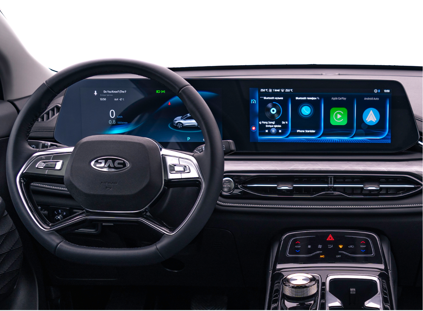 JAC JS6 має дуже яскраву і вражаючу центральну консоль